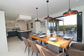 Stunning home, sea views, walk to beach